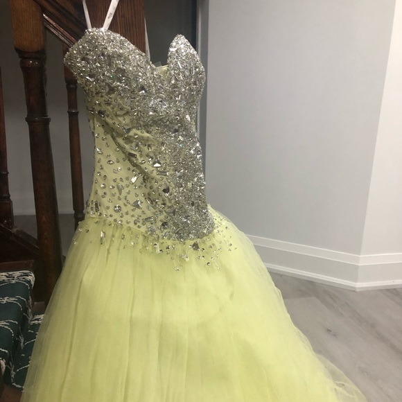 Pale yellow Prom/Formal princess dress - Picture 5 of 11